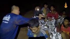 Niños atrapados en cueva tailandesa saldrían en grupos