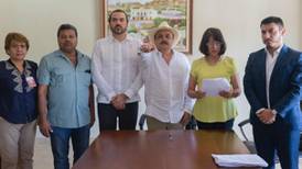 Rinde protesta alcalde de Amacuzac tras destitución de Alfonso Miranda Gallegos