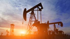 Petróleo cerca de máximo de 4 meses por recortes de bombeo liderados por OPEP