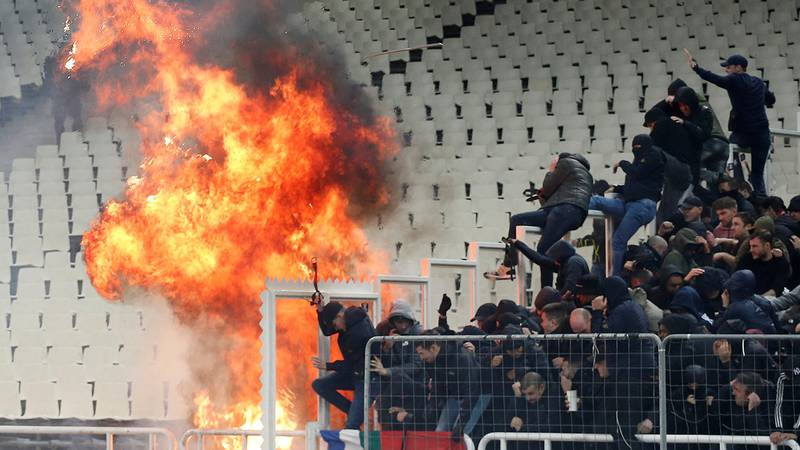 Impactantes imágenes de la explosión de una bomba 'molotov' en el partido entre AEK y Ajax