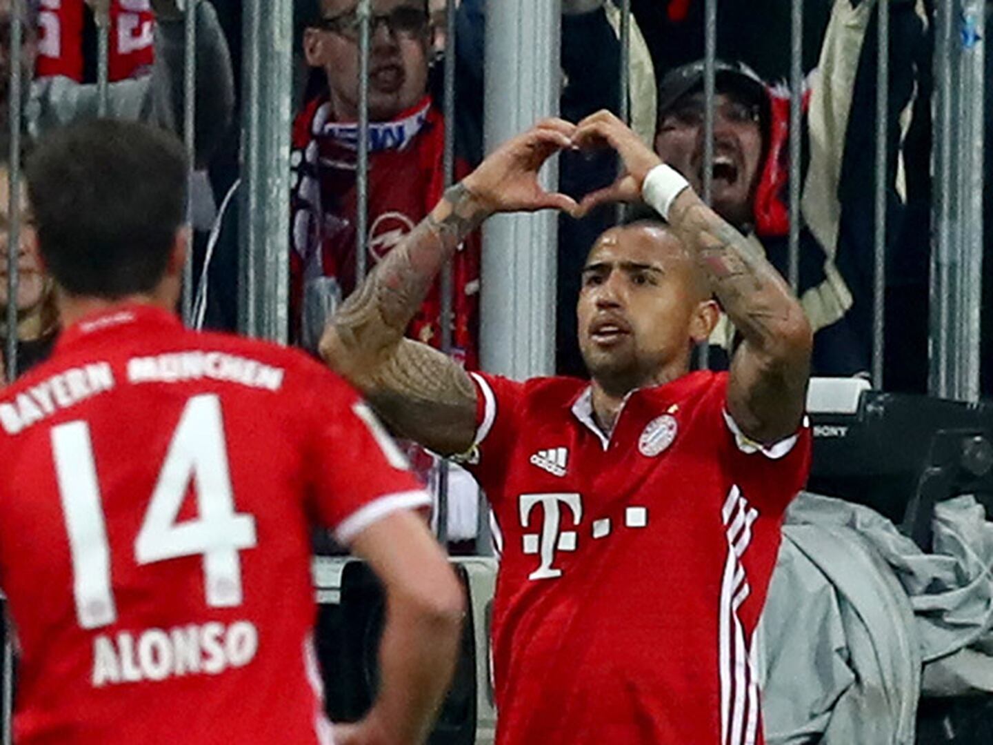 Vidal marcó en sólido triunfo de Bayern que consolida su liderato