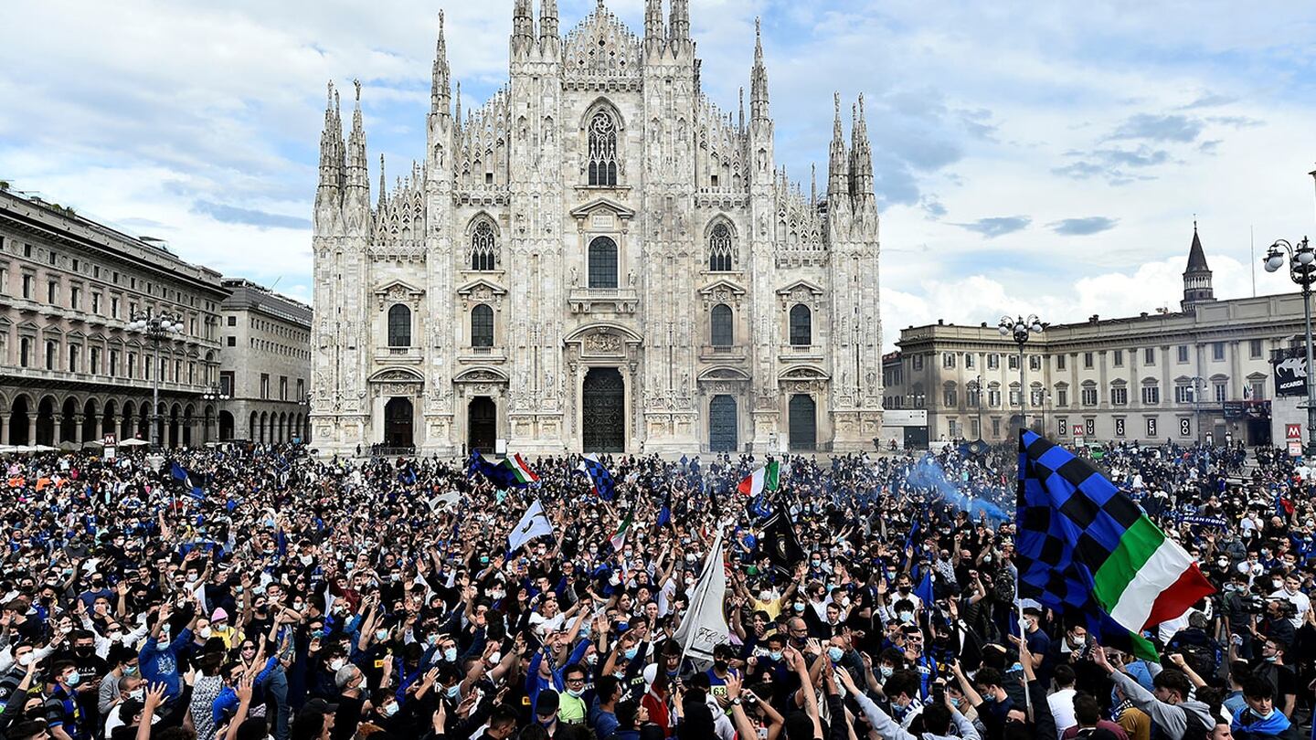 Miles de aficionados del Inter celebraron el título de Serie A en la Piazza del Duomo de Milán