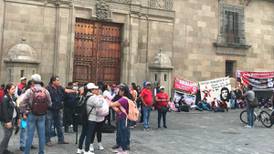 Protesta de maestros en el Zócalo: entregan pliego petitorio en Palacio Nacional
