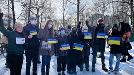Greta Thunberg protesta afuera de embajada rusa por invasión a Ucrania