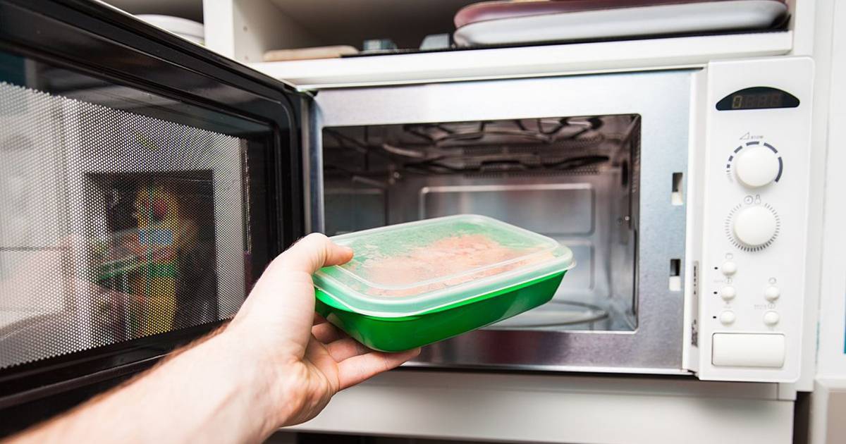Evita un susto: los recipientes que nunca debes usar para calentar tu  comida en el microondas