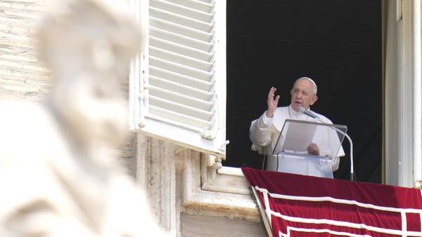 El papa Francisco es llevado a Roma para una cirugía intestinal programada