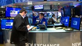 Wall Street cierra ‘contento’ tras datos económicos; BMV avanza, pero liga su cuarta caída semanal 