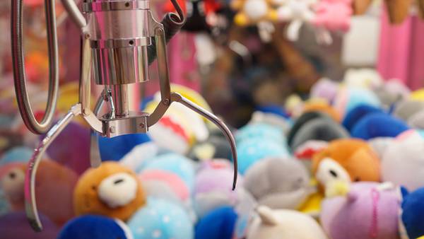 ¡A sacar muñecos! Video de TikTok revela cuál es el truco de las máquinas de peluches
