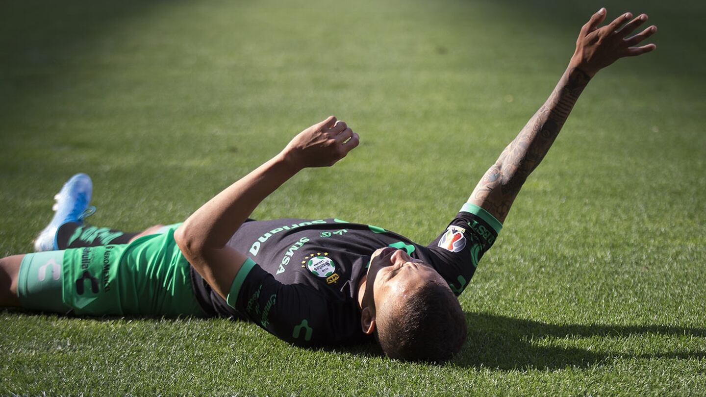 Ronaldo Prieto quedó noqueado tras un balonazo en la cara y tuvo que ser llevado al hospital