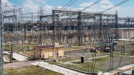 Cancelación de proyectos eléctricos pone en riesgo suministro y precios, advierte Fitch