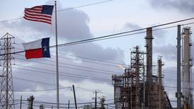 Chevron seguirá en Venezuela, pero no podrá perforar pozos, vender o comprar petróleo