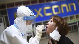 ¿Ventas o seguridad? Foxconn relajará las normas vs. COVID-19 en fábrica de iPhone en China
