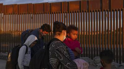 Juez prohíbe separación de familias migrantes en la frontera de EU