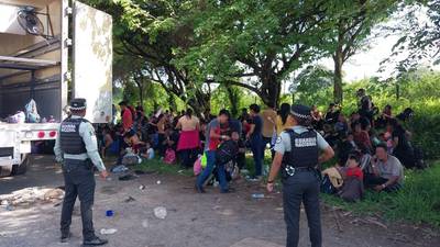 Guardia Nacional e INM rescatan a 148 migrantes dentro de un tractocamión en Veracruz