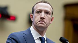 A Zuckerberg no le gusta esto: acciones de Facebook cierran a la baja y él pierde 5 mil mdd