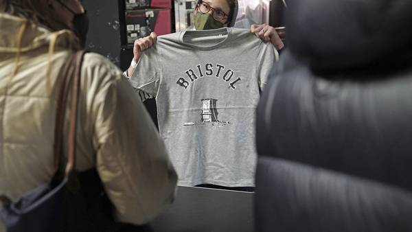 Banksy se ‘pone la camiseta’ con acusados de derribar estatua de esclavista en Reino Unido