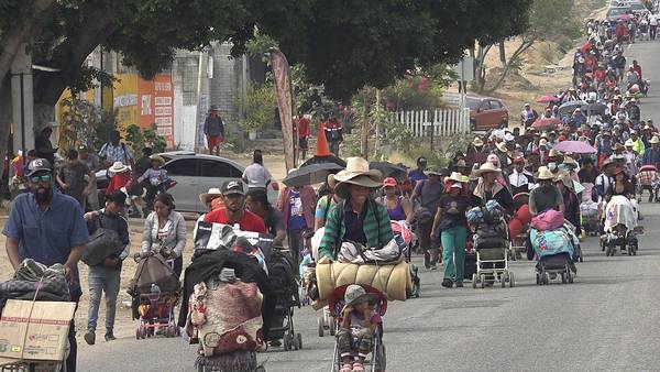 Caravana de 600 migrantes no se rinde pese a segunda onda de calor y llega a Oaxaca 