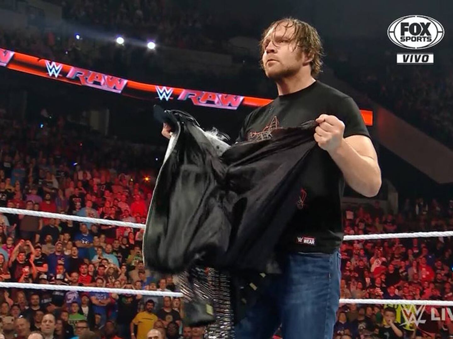 Dean Ambrose destrozó la chamarra de Jericho