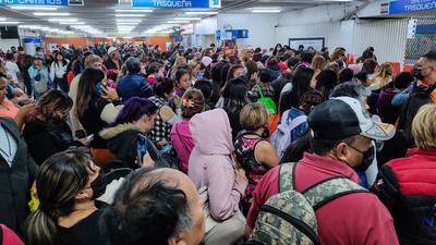 Riña en el Metro: Ambulantes y policías reparten golpes en estación Hidalgo  L2 – El Financiero