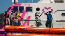 Este es el bote salvavidas de Banksy que patrulla el Mediterráneo para rescatar a refugiados