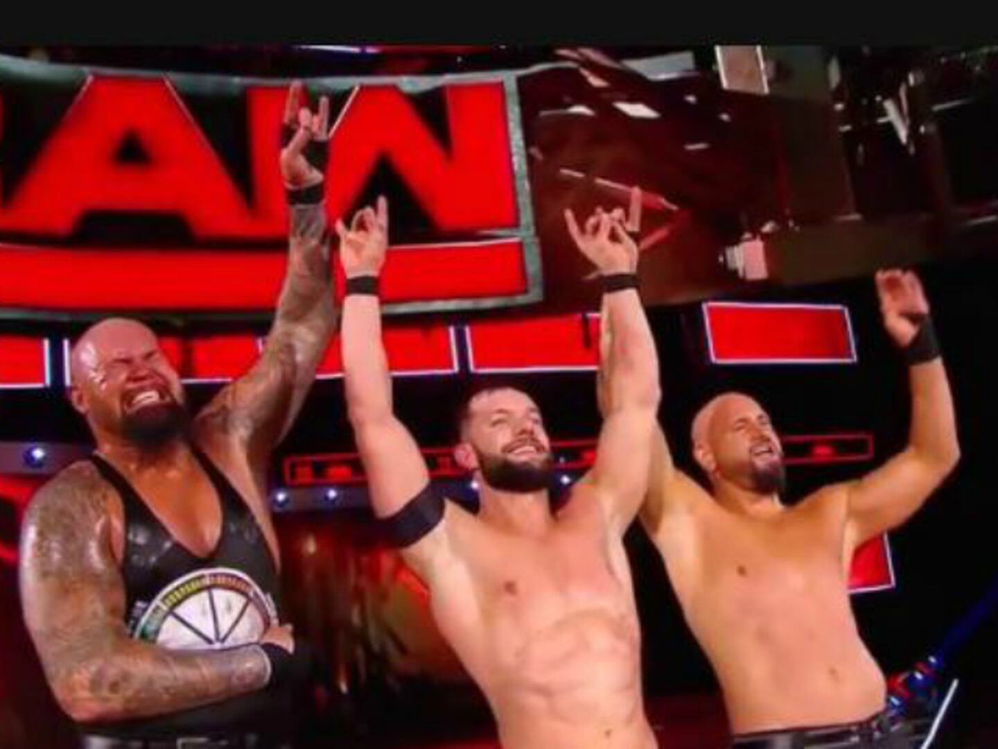 Finn Balor, Luke y Karl sorprendieron a los campeones Reigns, Jordan y Rollins