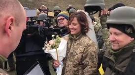 ¡Esto es amor! En plena guerra soldado ucraniano celebra su boda en un puesto de control
