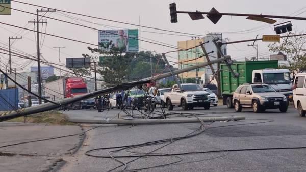 Tabasco ‘no se inca’ pese apagones: Camión derriba más de 10 postes y deja sin luz a más de 3 mil