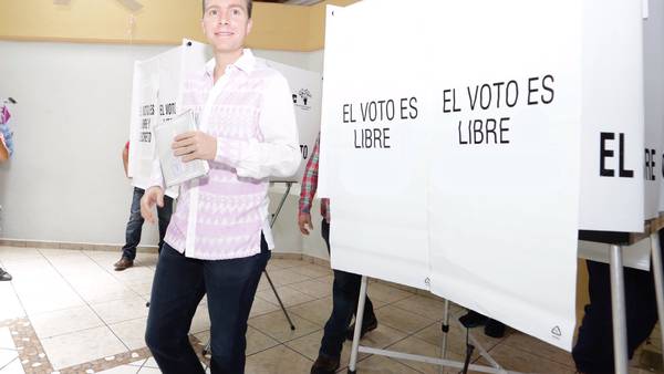 Vota Manuel Velasco para que AMLO continúe en la presidencia