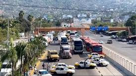Bloqueos ‘desquician’ a Acapulco; taxistas exigen salida del Ejército y Guardia Nacional 