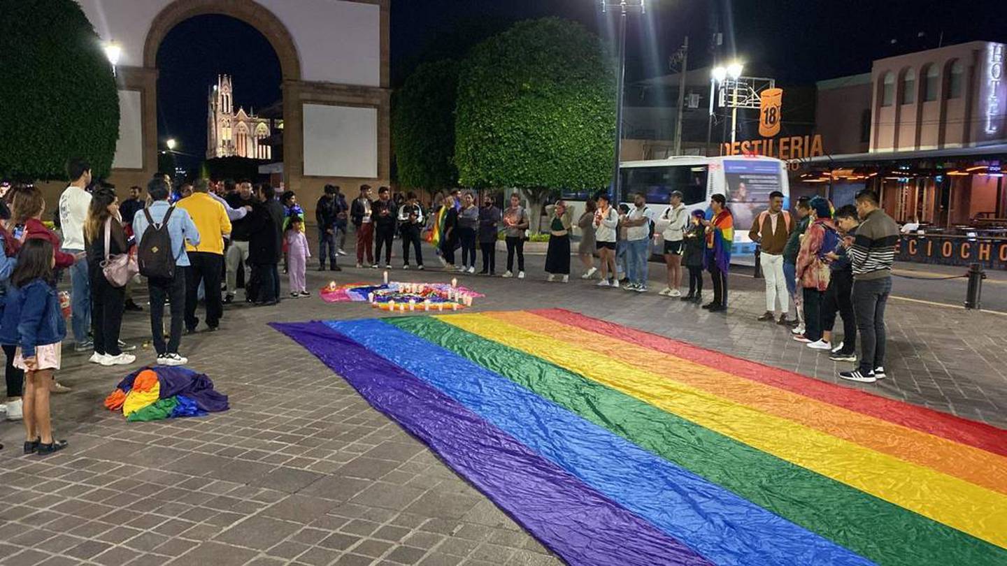 Activistas en la ciudad de León Gto. colocaron la bandera LGBT en honor al Magistrade Jesús Ociel Baena.