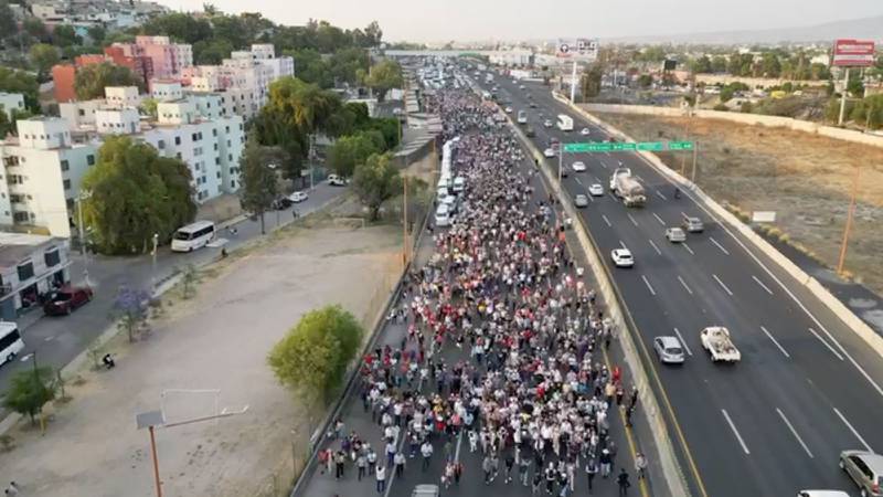 Este lunes 8 de abril, cientos de personas se manifestaron contra las autoridades de Edomex y les exigieron frenar a los grupos criminales en la entidad.