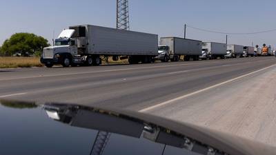 Bloqueo de camiones mexicanos en Texas tiene varados millones de dólares en alimentos 