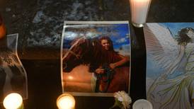 Funeral de Elena Larrea: Familiares, amigos y caballos se despiden de la activista