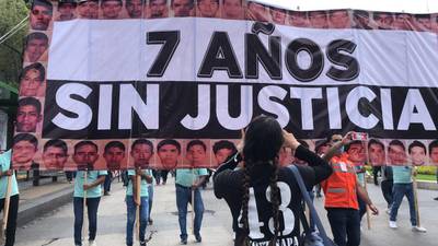 A siete años de Ayotzinapa: marcha para exigir justicia parte del Ángel de la Independencia