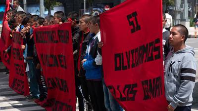 Protesta por caso Ayotzinapa: Normalistas lanzan petardos y piedras al Campo Militar 1-A
