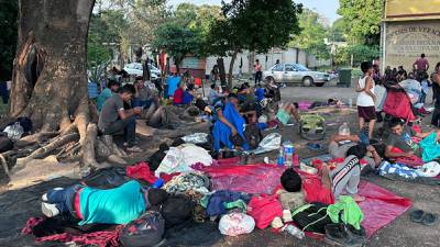 Migrantes quedan ‘varados’ en Veracruz’; gobierno de Oaxaca les había prometido un transporte 