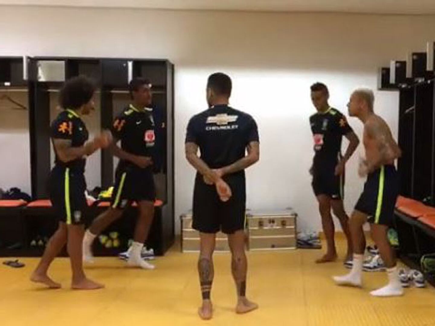 Neymar y sus compañeros bailaron en el vestuario