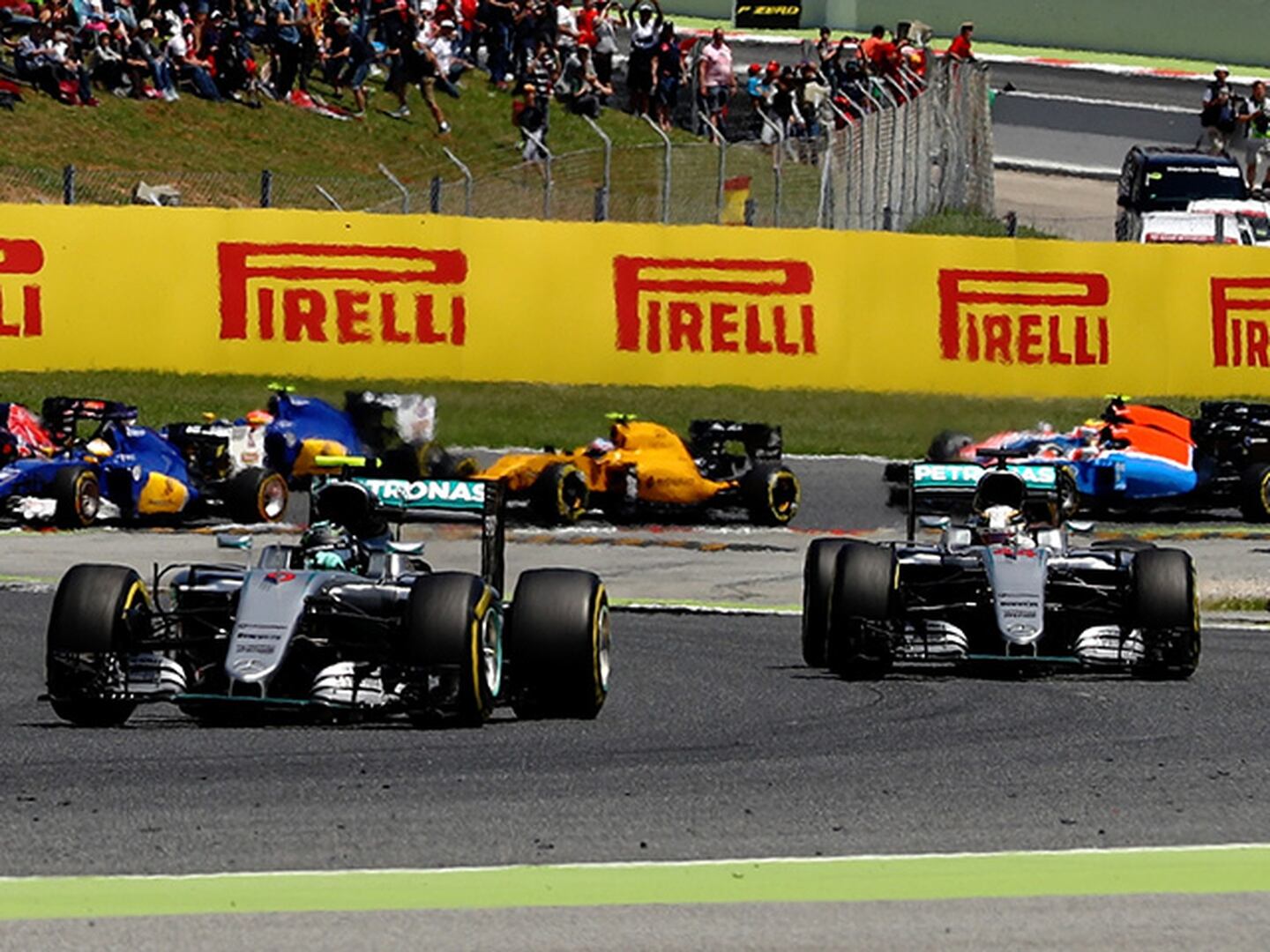 ¡Largada sucia! Increíble accidente entre Hamilton y Rosberg