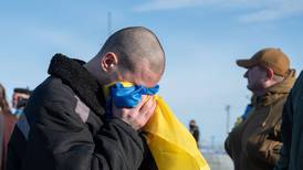 De vuelta a casa: Rusia y Ucrania intercambian 195 prisioneros de guerra de cada bando