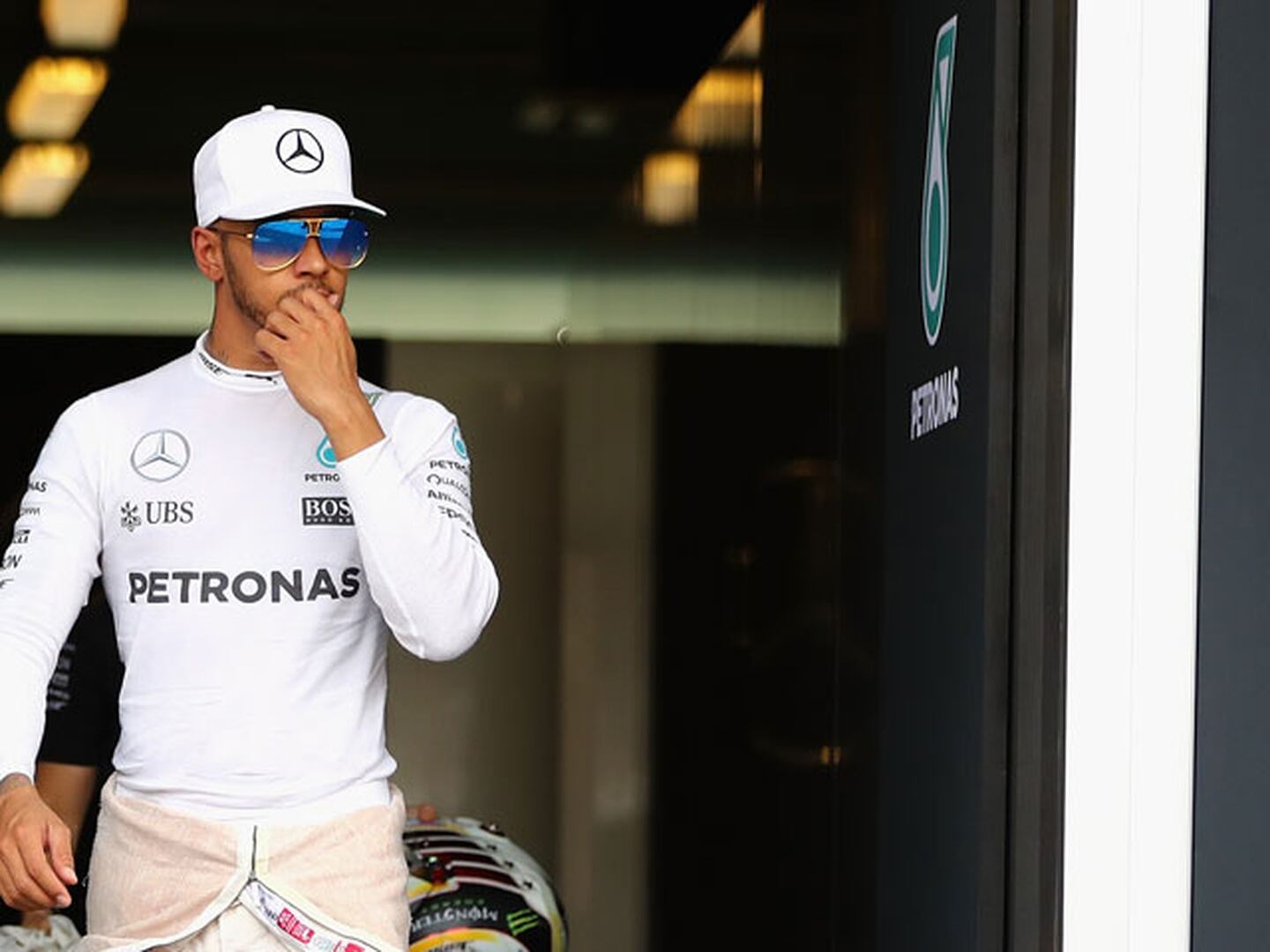 Hamilton dominó los ensayos pero fue multado en Abu Dhabi