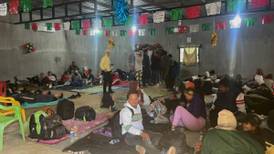 Rescatan a 155 migrantes de casa de seguridad en Chiapas; los hallaron entre hules y cartones 