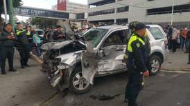 Patrulla choca contra auto particular; acusan a policías de amedrentar a los lesionados