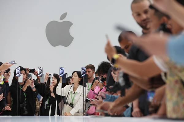 Apple celebra que sus ventas cayeran ‘menos de lo esperado’; prepara su regreso acompañado de la IA