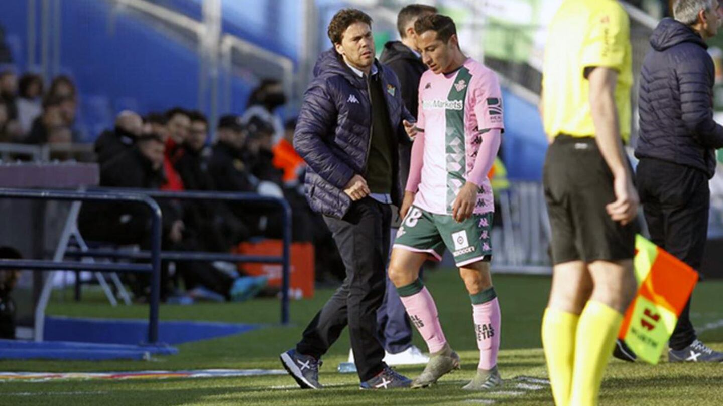 Guardado salió lesionado en la polémica derrota del Betis ante el Getafe, cortesía del VAR