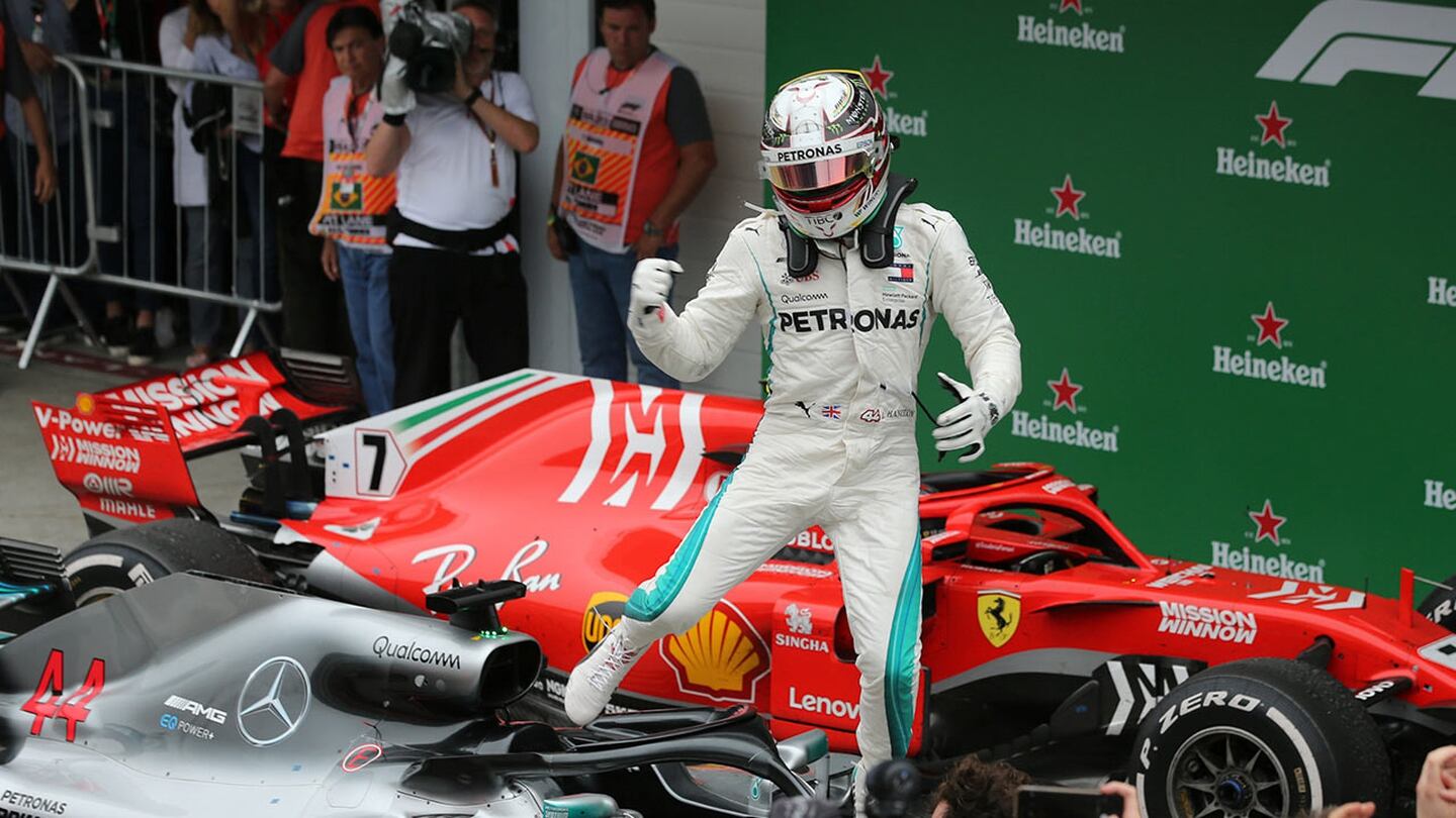 Hamilton ganó el GP de Brasil y amarró el título para Mercedes