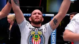 Víctor Henry, de UFC, ganó por nocaut y celebró gritando ‘¡Arriba las Chivas!’ (VIDEO)