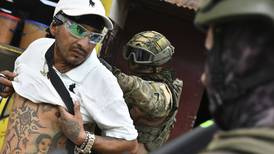 Conflicto armado en Ecuador: Funcionarios retenidos en las cárceles y bombas provocan terror