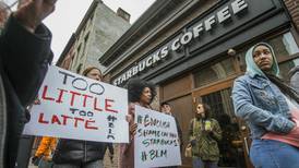  ¿Recuerdas a los hombres que arrestaron por 'no pedir nada' en un Starbucks? Les pagarán la universidad