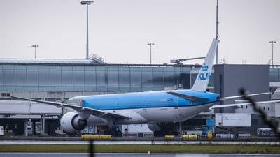 61 pasajeros provenientes de Sudáfrica dan positivo a COVID al aterrizar en Ámsterdam 