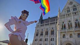 Hungría da un paso atrás en derechos LGBT+ al prohibir  contenidos para menores